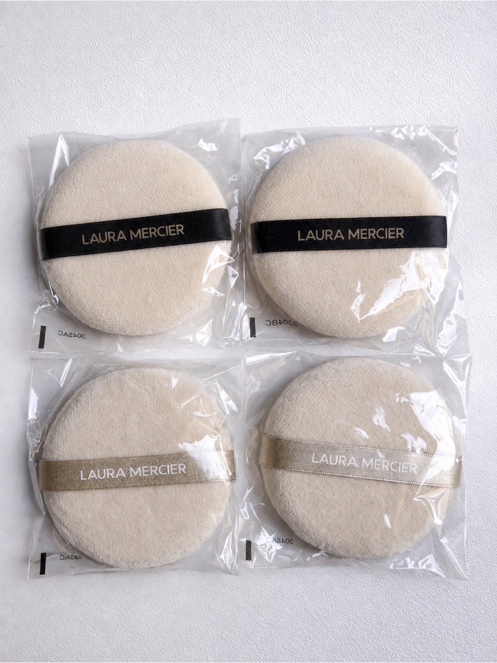 laura mercier  Velvet Powder Puffs with Satin Ribbon (Set of 4)